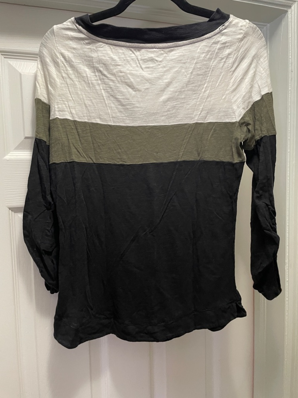 Express Women's Long Sleeve V-Neck Colorblock Top - Black, Olive & White - Picture 4 of 5